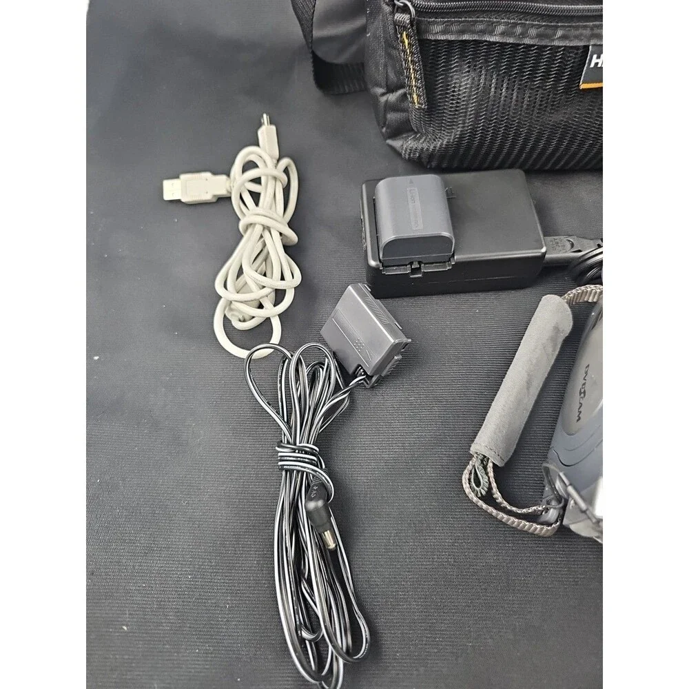 Hitachi dz-gx5080a DVD Camcorder, With Accessories Tested Working Needs Battery